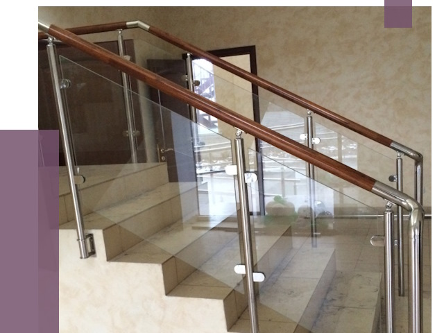 Комбинированные перила из металла и дерева в Темрюке