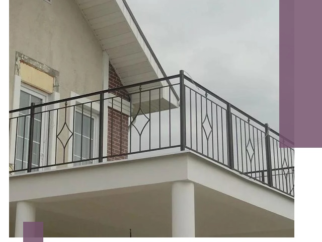 Изготовление балконных ограждений в Темрюке из металла и стекла